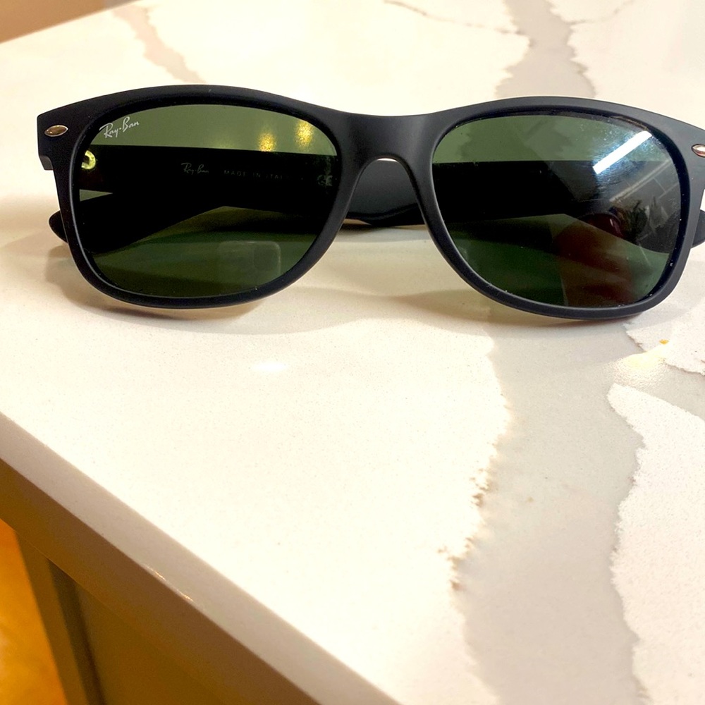 Rayban wayfarer sunglasses genuine and in great condition! Unisex mens or women!